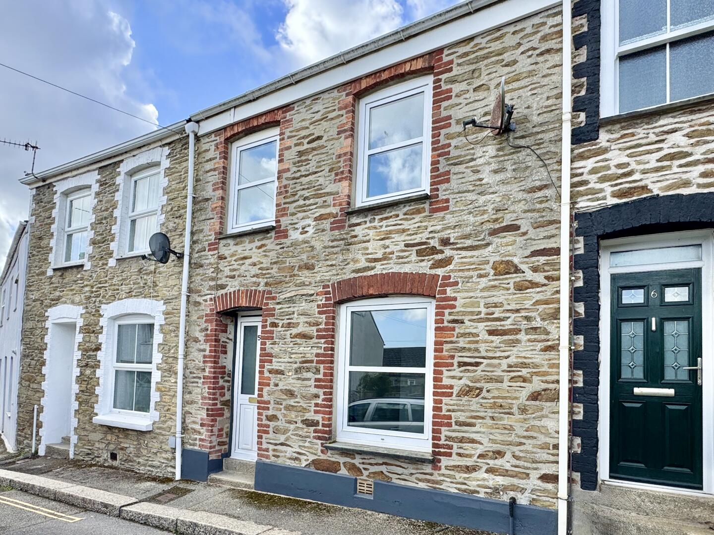 2 bed property in Richmond Terrace, Truro